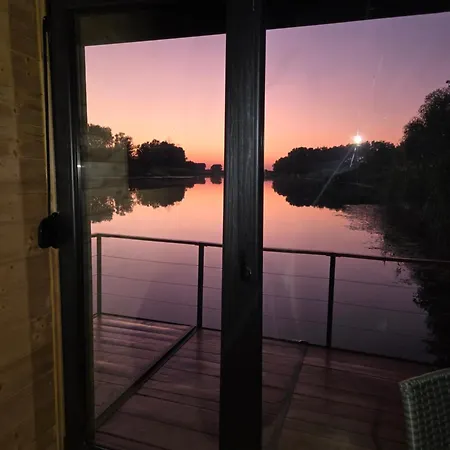 Vikendica Kendjija, Splav Cunamiii Båthotell