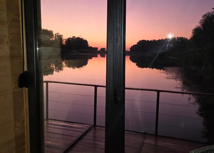 Vikendica Kendjija, Splav Cunamiii Båthotell