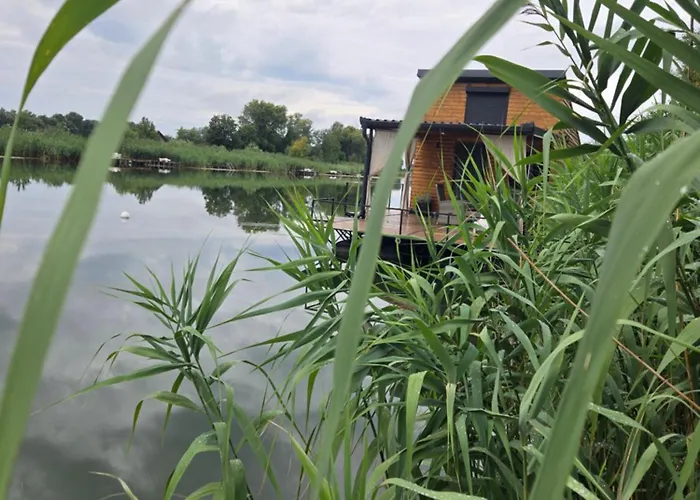 Vikendica Kendjija, Splav Cunamiii Båthotell