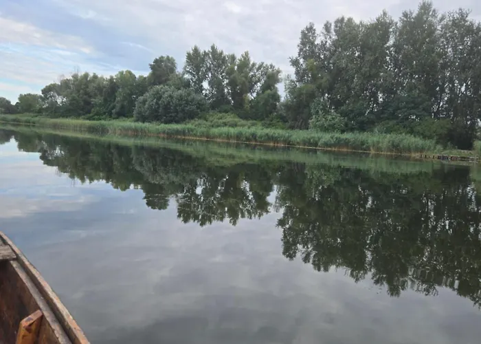 Vikendica Kendjija, Splav Cunamiii Båthotell *