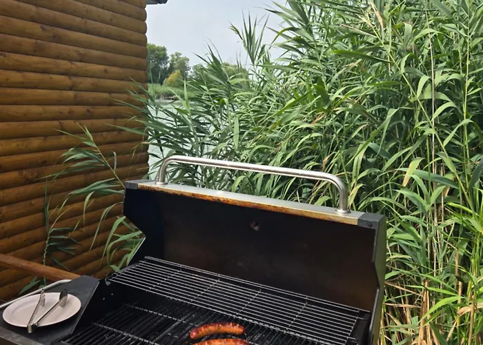 Vikendica Kendjija, Splav Cunamiii Båthotell